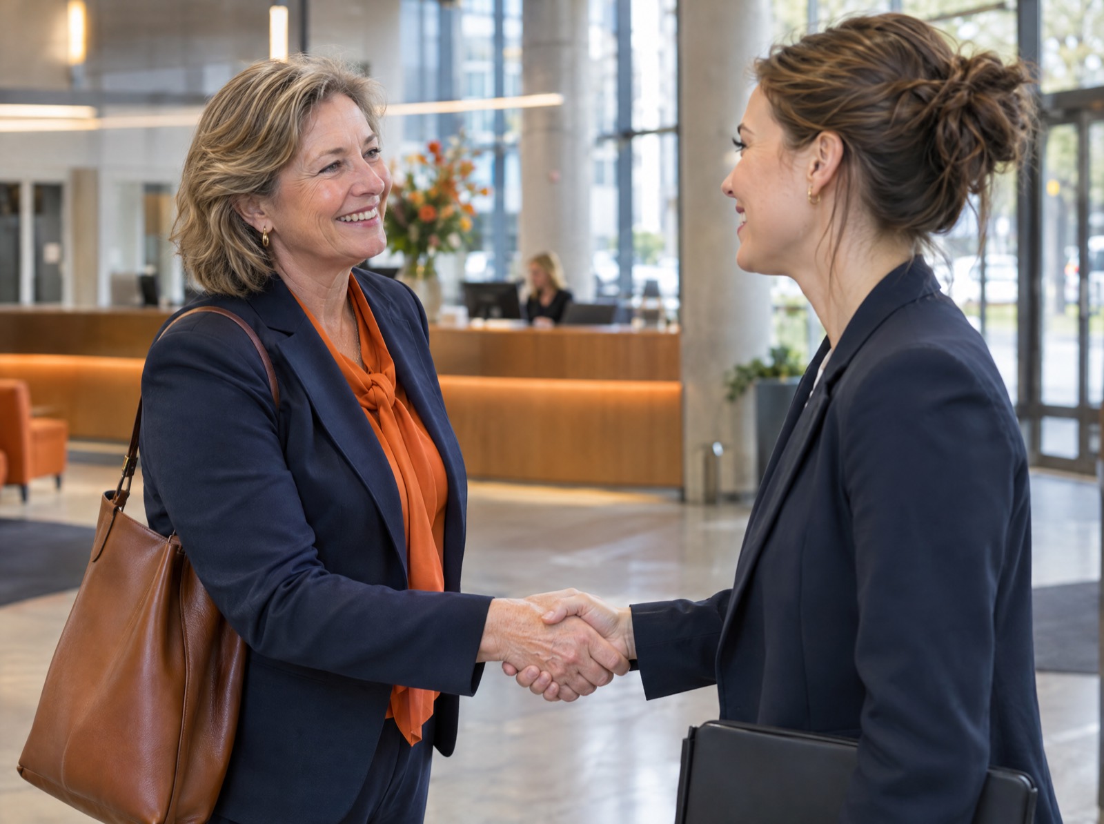 HR-manager en recruiter maken kennis in de hal van een overheidsgebouw